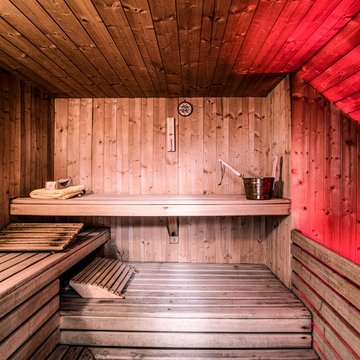 Gudruns Blog: alles über Sterzing, übers Wandern, über Tirol Holzsauna mit roter Beleuchtung, Aufgusskübel und Handtüchern