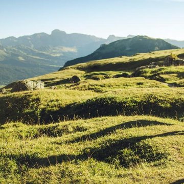 Gudruns Blog: alles über Sterzing, übers Wandern, über Tirol Wanderer auf Wanderweg im sonnigen Bergland mit Felsen im Hintergrund