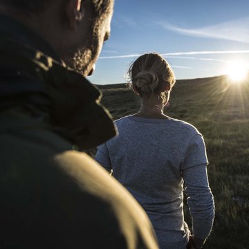 Gudruns Blog: alles über Sterzing, übers Wandern, über Tirol Zwei Personen schauen in den Sonnenuntergang auf einer Wiese