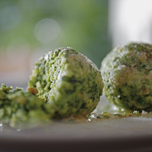 Hotel in Gossensass: welcome to Gudrun! Zwei grüne Knödel auf einem Teller, einer halb zerbrochen