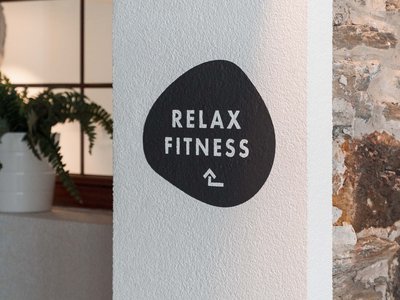 Hotel in Gossensass: welcome to Gudrun! Wand mit neuem Hinweisschild zu Relax Fitness