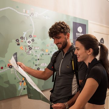 Gudruns Blog: alles über Sterzing, übers Wandern, über Tirol Zwei Wanderer lesen eine Karte vor einer großen Wandkarte