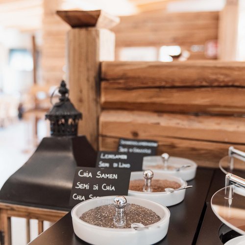 Gudruns Ferienwohnungen: Freiheit im Urlaub Schälchen mit Chiasamen auf einem hölzernen Buffettisch