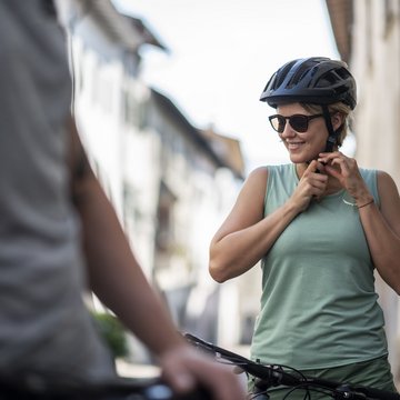 Gudruns Blog: alles über Sterzing, übers Wandern, über Tirol Frau mit Fahrradhelm und Sonnenbrille macht Fahrradtourbereit
