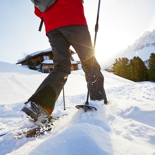 Das Skigebiet Ladurns und andere Winter-Highlights Person beim Langlaufen in verschneiter Berglandschaft bei Sonnenlicht