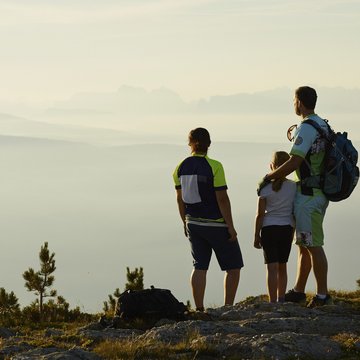 Gudruns Blog: alles über Sterzing, übers Wandern, über Tirol Drei Personen sehen von einem Berggipfel aus in nebelige Berge bei Sonnenuntergang