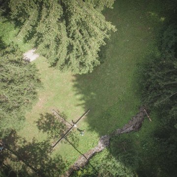 Gudruns Blog: alles über Sterzing, übers Wandern, über Tirol Luftaufnahme eines grünen Waldbereichs mit kleinem Bach und Menschen