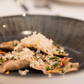 Gudruns Blog: alles über Sterzing, übers Wandern, über Tirol Hausgemachte Ravioli mit Käse und Kräutern auf dekorativem Teller