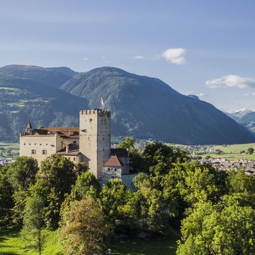 Gudruns Blog: alles über Sterzing, übers Wandern, über Tirol Burg auf bewachsenem Hügel vor Berglandschaft und Dorf