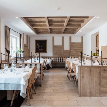 Gudruns Blog: alles über Sterzing, übers Wandern, über Tirol Helles Restaurant mit Holzakzenten, gedeckten Tischen und karierten Sitzbänken