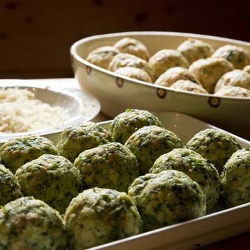 Gudruns Blog: alles über Sterzing, übers Wandern, über Tirol Frische Spinatknödel in Schalen auf Holztisch
