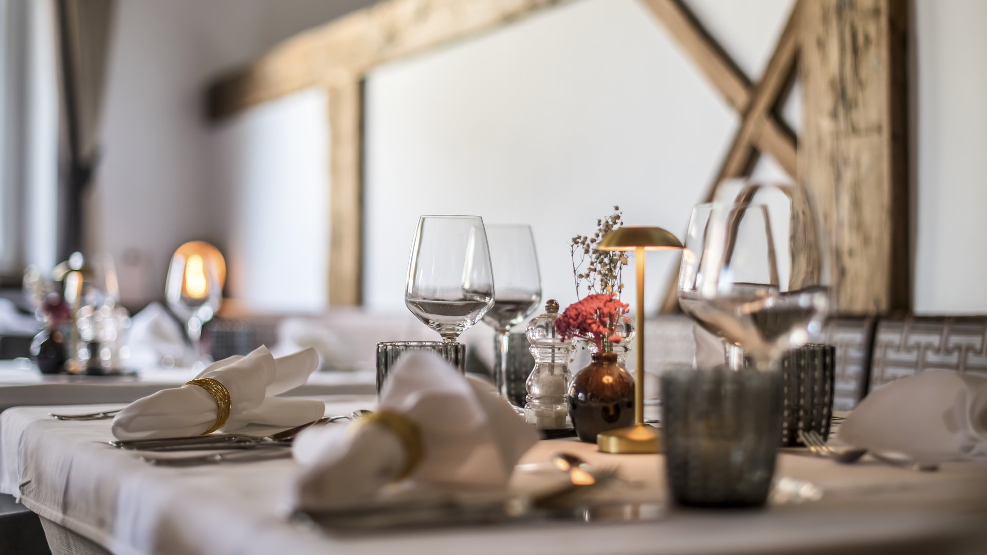 Accommodation in Wipptal: eat at Gudrun Elegantly set tables with wine glasses and flowers in a restaurant