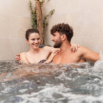 Gudrun in Gossensass: Hotel mit Herz Paar genießt entspannendes Bad im Whirlpool