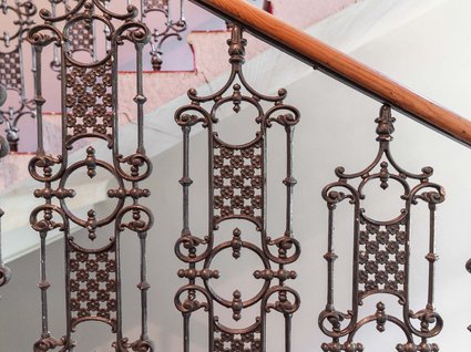 Gudrun in Gossensass: Hotel mit Herz Verziertes schmiedeeisernes Geländer an einer Treppe mit Holzhandlauf