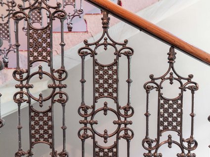 Gudrun in Gossensass: Hotel mit Herz Verziertes schmiedeeisernes Geländer an einer Treppe mit Holzhandlauf