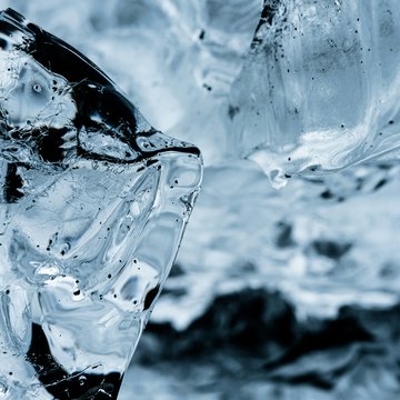 Gudrun in Gossensass: Hotel mit Herz Nahaufnahme von transparentem Eis mit bläulichem Licht