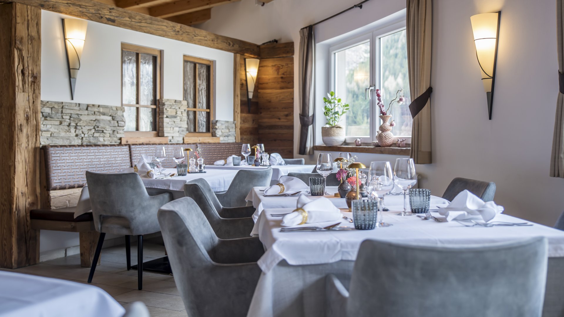Gudrun in Gossensass: Hotel mit Herz Elegantes Restaurant mit gedeckten Tischen und gemütlichen Stühlen