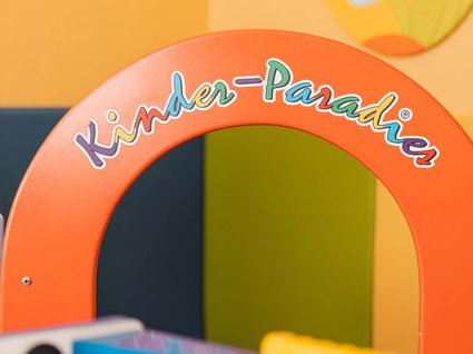 Gudrun in Gossensass: Hotel mit Herz Bunter Bogen mit der Aufschrift Kinder-Paradies in einem Spielzimmer