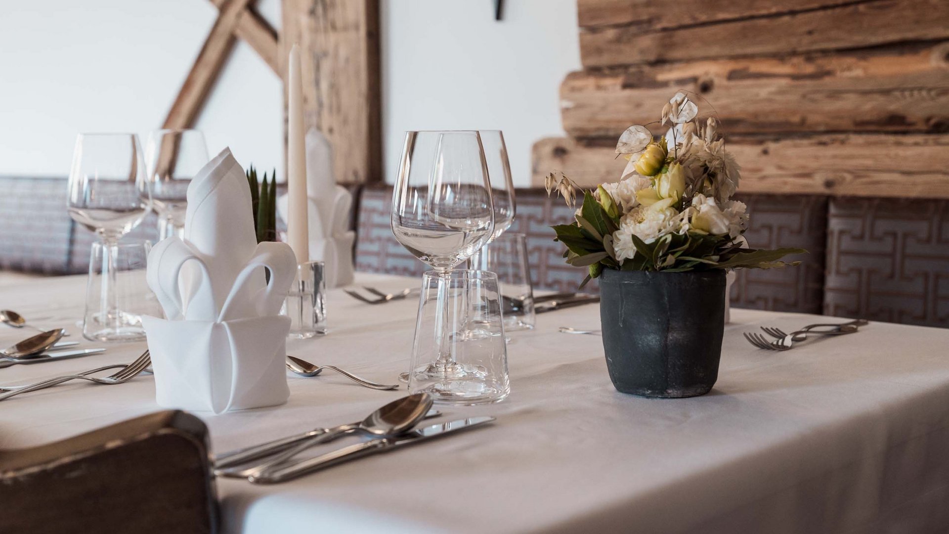 Gudrun in Gossensass: Hotel mit Herz Gedeckter Tisch mit Servietten, Weingläsern und Blumenarrangement im Restaurant