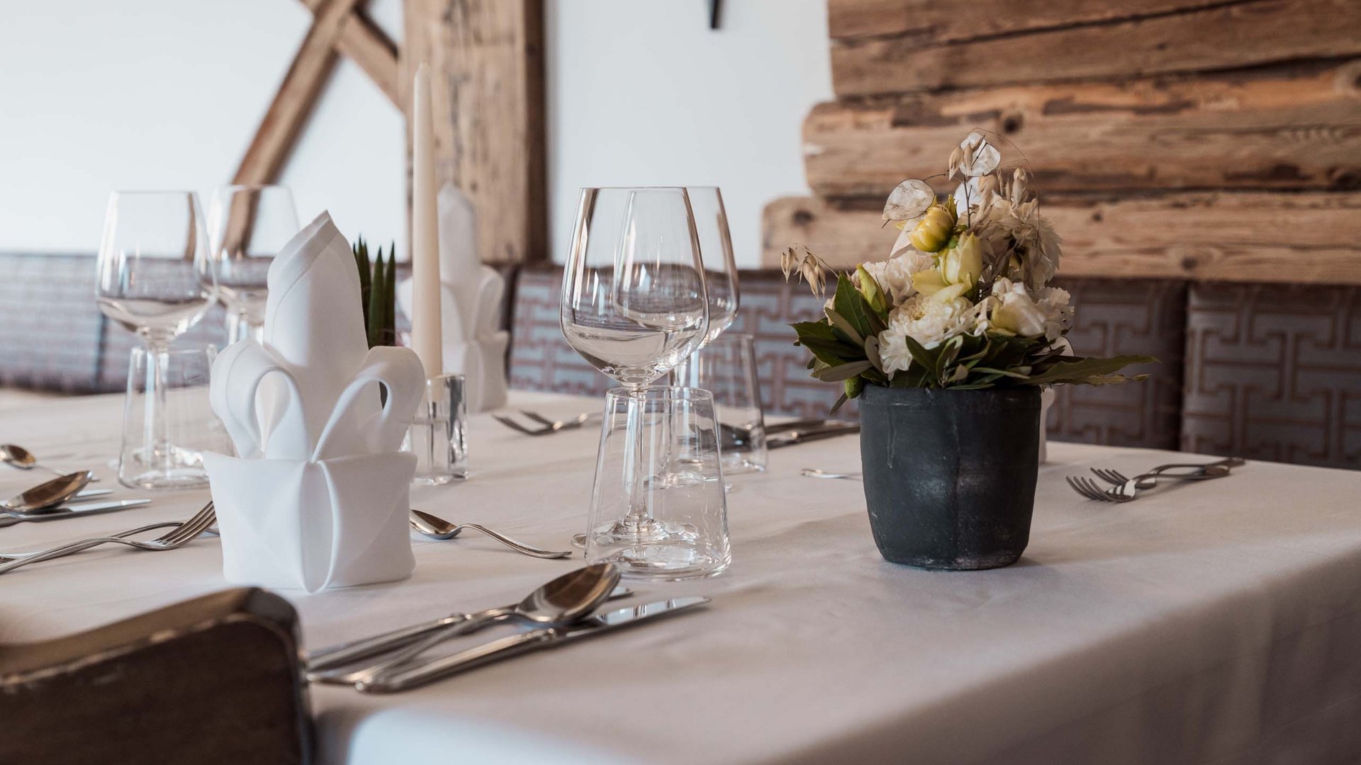 Gudrun in Gossensass: Hotel mit Herz Gedeckter Tisch mit Servietten, Weingläsern und Blumenarrangement im Restaurant