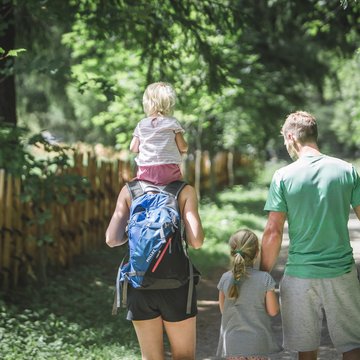 Gudrun in Gossensass: Hotel mit Herz Familie mit zwei Kindern wandert auf einem Waldpfad im Sommer