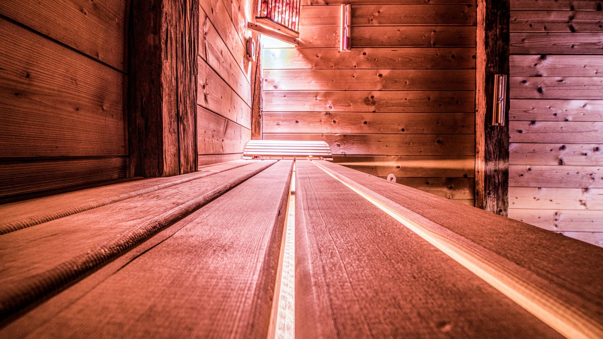 Gudrun in Gossensass: Hotel mit Herz Innenansicht einer Holzsauna mit Bank und Infrarotlicht