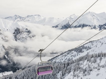 Gudrun in Gossensass: Hotel mit Herz Sessellift über schneebedeckten Bergen und bewaldeten Hängen