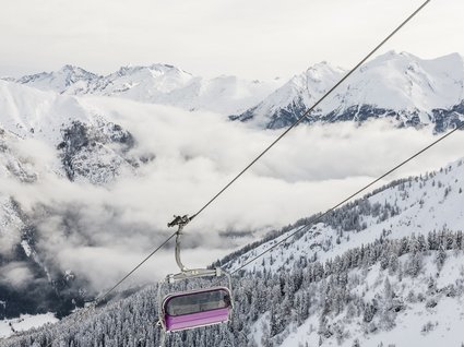 Gudrun in Gossensass: Hotel mit Herz Sessellift über schneebedeckten Bergen und bewaldeten Hängen