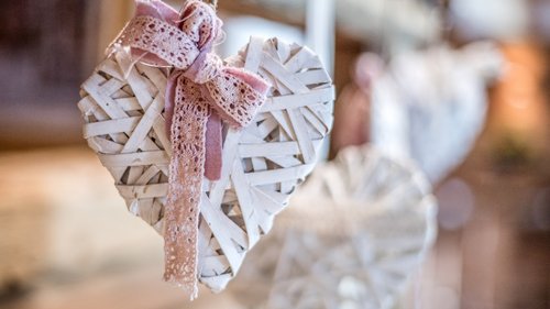 Gudrun in Gossensass: Hotel mit Herz Geflochtenes Herz mit rosa Spitze als Dekoration